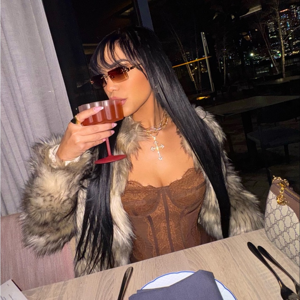 Meet your Posher, Yanilda